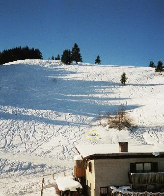 Alter Grafenherberglift: Trasse mit Talstation (Fundamentreste ragten noch aus d. Schnee!)