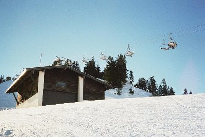 Ex-Bergstation ESL und SL Herrenabfahrt, rechts der neue Lift