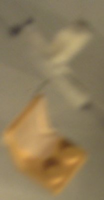 ZU UNSCHARF<br />die sessel sin lego-sitze mit einem drat am seil befestigt