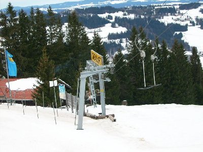 Der Ideallift als Rückbringer für Piste 3 und 2 (bewahrte einem vor Steinen und braunem Schnee)