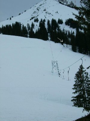 Rückkehrende Bügel Gipfellift; Pfeil markiert Ausstieg Kammeregglift II