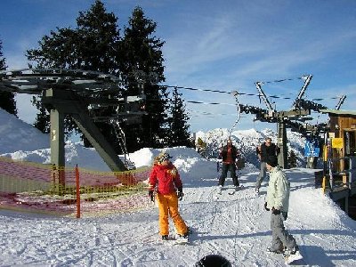 Ausstieg Kreuzjoch-2-SB. Interessante Kurve. Schlechte, alte Sessel für Kinder!