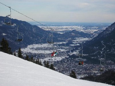 Blick auf Garmisch und das Voralpenland, im Vordergrund die Hexenkessel-2-SB