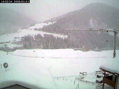Heute hats tagsüber etwa einen halben Meter geschneit in Sedrun - cool! (Webcam www.lucas.jacomet.com)