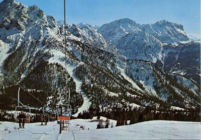 Ruis Sessellift mit der noch sehr engen Pre da Peres Piste im Hintergrund