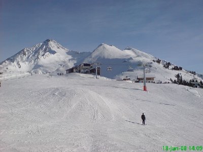 Bergstation 8SB Ahorn - die Bahn ist nagelneu und die Kindersicherung bei der Bahn ist eine gute Idee - schließlich erschließt die Bahn ideale Anfänger-Pisten