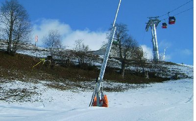 Hang unterhalb der ehem. Bergstation mit Stützenfundament