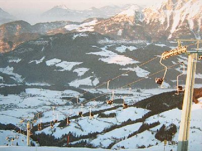 hier wurde die Bahn grad abgestellt, deswegen das starke schaukeln. Diese Bahn hatte weit mehr als 300 Einersessel. Und war ca. 1800 m lang