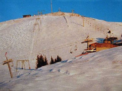 der Gipfelhangschlepper fuhr manchmal bis die Sonne ganz weg war  die späteste Fahrt erlebte ich hier um 17.15