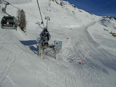 Die einseitige Mittelstation der Gondelbahn auf rund 2100m