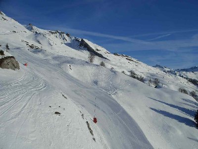Die schwarze Talabfahrt les Masques unterhalb der Mittelstation, eine landschaftlich sehr schöne und im unteren Teil ziemlich steile Piste.
