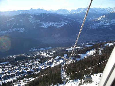 Blick zurück auf das Dorf und die Talstation. Die Bahn ist hier ordentlich steil und überwindet immerhin 810 Höhenmeter. Vis à vis das Skigebiet von Nax, ganz rechts Thyon