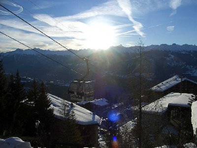 Die 8erEUB Anzère-Pas de Maimbré, die neuste Anlage im Skigebiet und der einzige Zubringer (1800p/h). Herrlicher Sonnenschein bereits bei Betriebsbeginn um 8h45