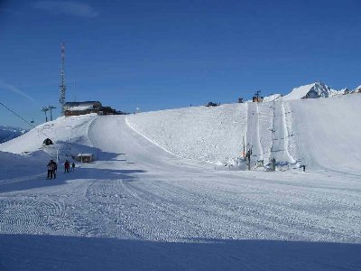Die Bergstation Pas de Maimbré mit dem Übungsgelände: die beiden Tellerlift Cuvette I und II, wobei der linke ein Tal-Berg-Tal Lift ist und auf der gegenüberliegenden Hangseite als  Skilift Turin eine kurze, aber herrlich breite Carvingpiste erschliesst.