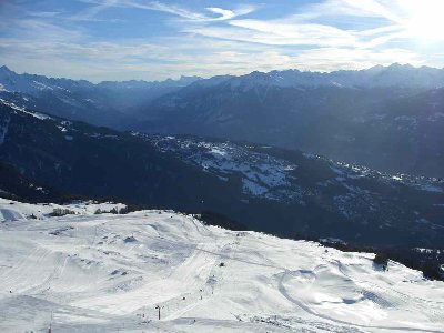 Blick auf den Skilift Les Luys der die beiden herrlichen Carvingpisten Pâtres (links) und Luys (mitte) erschliesst. Dazwischen der grosse Snowpark. Im Hintergrund das Hochplateau von Crans-Montana