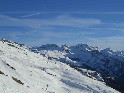 Erster Blick ins Hauptskigebiet auf einem sonnigen Südhang erschliessen die drei Skilifte Luys, Tsalan und Grillesse (von vorne nach hinten) abwechslungsreiche Pisten, von schwarzen Steilhängen bis zu blauen Carvingautobahnen