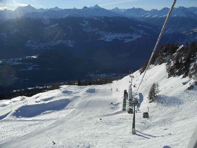 Blick zurück auf die Mittelstation und die Piste des Masques