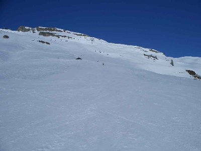 Auf der Piste la Chaux, welche von le Bâté über gut 600 Höhenmeter durch liftfreies Gelände zum Grillesse Lift führt. Die kleine Hütte bietet die Möglichkeit zu grillieren. Holz, Tische und Bänke sind vorhanden, Essen und Trinken muss mitgenommen werden.