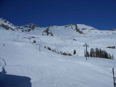 Der Skilift Tsalan. Man beachte die vielen Wintersportler am Lift und das Getümmel auf der Piste.