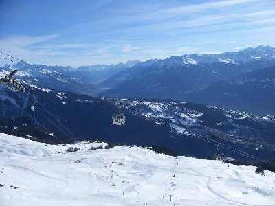 Der SL les Luys im steilen Schlussstück, die EUB, dahinter die Pisten Luys und Pâtres mit dem Snowpark. Im Hintergrund Crans Montana