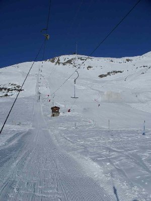 Im Skilift les Luys, der am Schluss sehr steil wird. Für Anfänger gibts einen Zwischenausstieg.