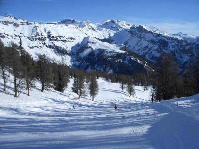 ...mit einem schönen Panorama. Im Hintergrund die Stationen Cry d'Er und Bellalui im Skigebiet von Crans Montana