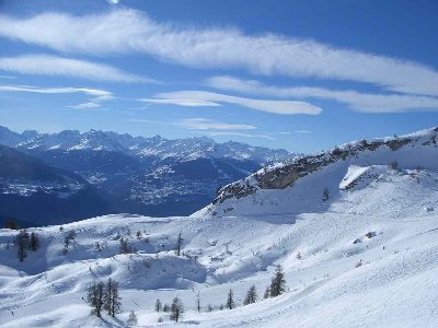Piste des Rousses, oberhalb der Ziehweg als Zubringer zur Piste la Chaux. Im Hintergrund Thyon-Les Collons