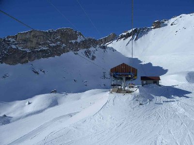Mittelstation Serin auf 2260m. Von hier führt auch ein toller Schlittelweg zur Talstation Les Rousses im Liène Tal auf 1779m