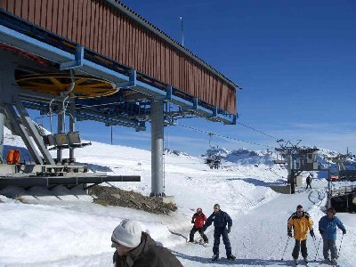Die Bergstation der 3er-Sesselbahn Les Rousses-Le Bâté auf 2420m. Mit 2889m eine der längsten Sesselbahnen überhaupt.
