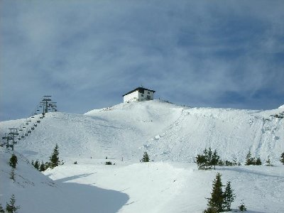 Gebäude auf dem Berg neben der 3SB Kasereck. War das mal ne Bergstation?