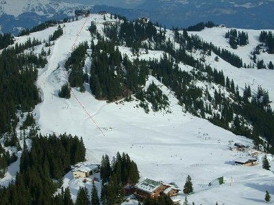 Trasse des SL Ehrenbachhöhe. Rechts die Sonnenrastbahn
