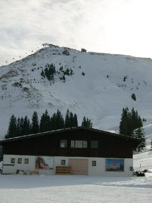 Talstation von vorne mit Trasse im Hintergrund