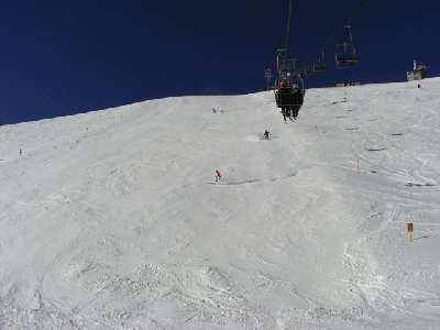 am 2-CLF Gipfel, darunter der Steilhang, unter dem Sessel das Terzerhaus