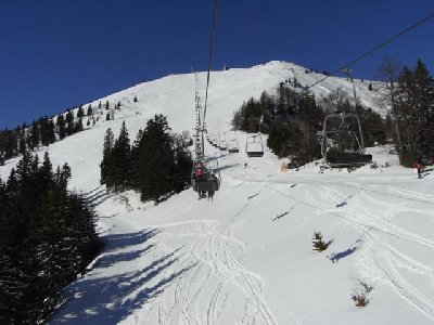 am 2-CLF Gipfel, im Hintergrund der Steilhang (links) und der Gipfelhang (rechts)