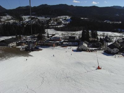 am 4-CLD Bodenbauer Express, darunter die Talabfahrt und die Familienabfahrt Neu, rechts im Hintergrund die Bürgeralpe (1.270 m)