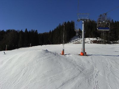 am 4-CLD Bodenbauer Express, links der 1-SL Übungslift mit der Grabnerwiese/Übungshang und dem untersten Abschnitt von Talabfahrt und Familienabfahrt Neu