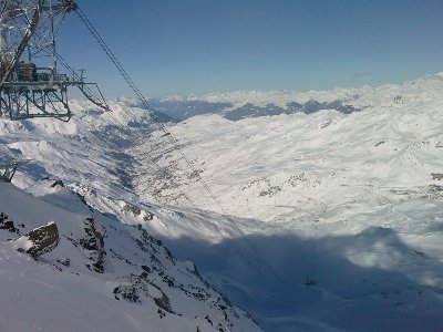 Das Belleville-Tal mit Les Menuires vorne und St.Martin hinten, geschneit hat’s übrigens bis Moutiers runter. Hab ich in acht Jahren noch nie erlebt.
