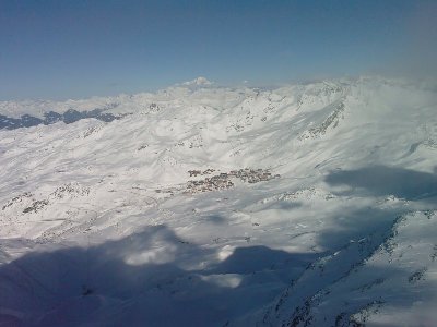 Der ganze Hochkessel von Val Thorens mit Mont Blanc im Hintergrund, Standpunkt Bergstation Cime Caron