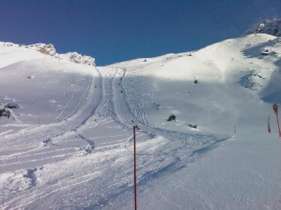 Piste Christine vom Peclet runter. Laut Tafel präpariert, aber nachdem’s noch um 6 Uhr in der früh dicke Flocken runter gelassen hat, sei’s Ihnen verziehen. Daneben ist’s eh viel interessanter