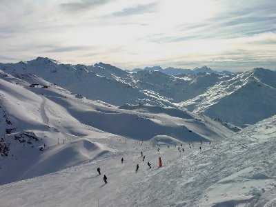 Auf dem Roc des 3 Marches, vorletzte Abfahrt, hinten Vallon du Lou, begrenzt durch Cime de Caron und Pont de la Masse (unser Ziel morgen)