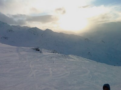 Die letzte Fahrt: Wolken hinter dem Vallon du Lou kündigen wieder Neuschnee an. Diesmal von Süden!