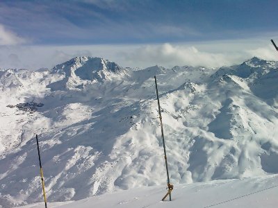 Val Thorens von der Point de la Masse aus gesehen, rechts die Rückseite der Cime de Caron. Detailbilder von diesen Hängen hat uns ja schon veterano96 gezeigt