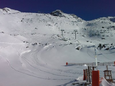 4SB Bouchet mit unseren Spuren (zumindest die links vom Lift) Schaut steiniger aus als es war. In den Senken ist man teilweise richtig aufgeschwommen.