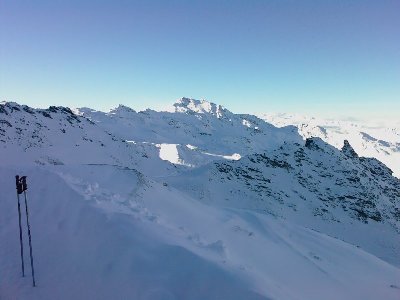 Die Cime de Caron schon in der Sonne, unser nächstes Ziel. Das Hochtal von Orelle liegt hinter dieser Bergkette