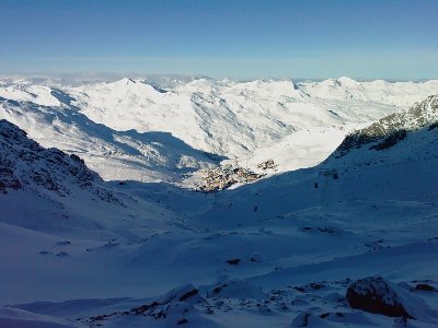 Val Thorens von der Bergstation der Funitel Peclet aus gesehen. Noch ziemlich schattig, obwohl schon Viertel nach 10. Liegt halt doch um einiges weiter im Westen.