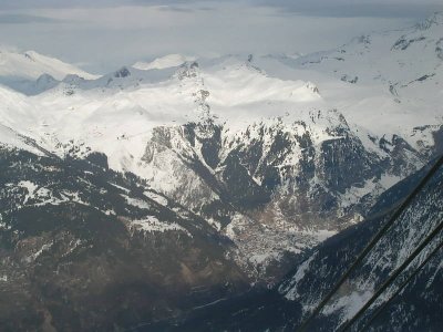 Zum Abschluss: Zoom auf die Südseite von La Plagne (Paradiski). Deutlich sichtbar der Rossa Sessellift. Am rechten Bildrand der Bellecote, unten sieht man Champagny gelegen auf 1250m. Vielleicht geht sich dort ja nächstes Jahr wieder mal eine zweite Skiwo