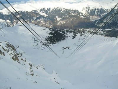 Trasse der Saulire Pendelbahn, dahinter Courchevel 1850 und rechts davon Courchevel 1650