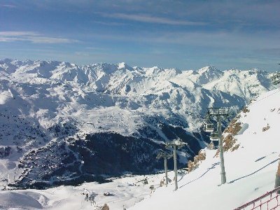 Schwenk in den unteren Teil des Meribel-Tals. Im Vordergrund die 8EUB Pas du Lac
