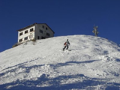 im freien Gelände südlich des Steilhangs, im Hintergrund die Bergstation des ehemaligen 1-CLF Gipfel