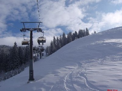 Entlang an verschneiten Hängen